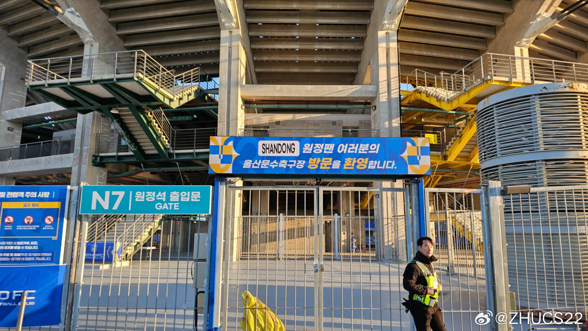  博主：蔚山現(xiàn)場工作人員、轉(zhuǎn)播車、安保在準備撤場，場外一片安靜