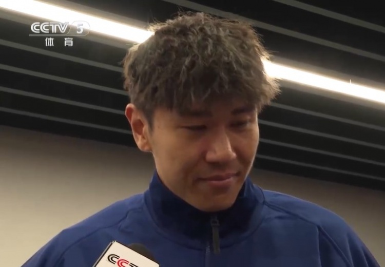  鐵漢柔情！三鎮(zhèn)球員劉奕鳴探望患病小球迷時(shí)哽咽