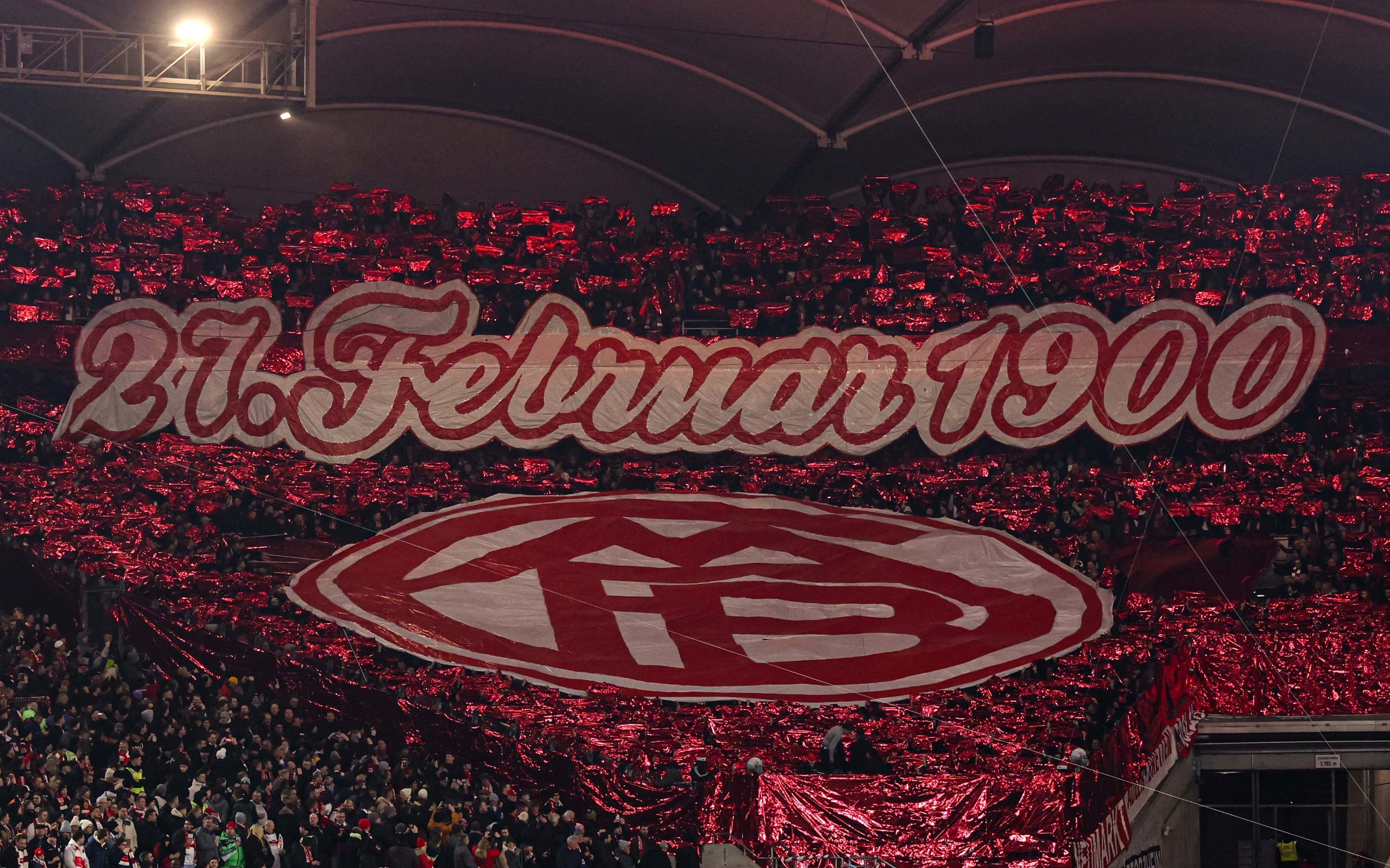  拜仁球迷在看臺展示TIFO，慶祝俱樂部成立125周年