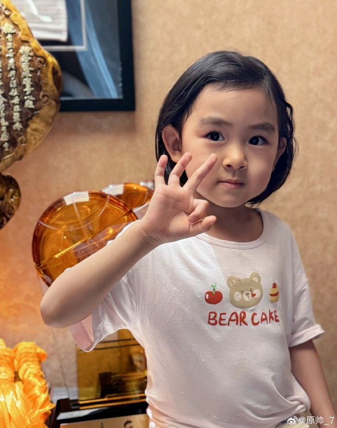  三分大賽三冠王！原帥曬三冠獎(jiǎng)杯：完成了女兒給安排的任務(wù)！
