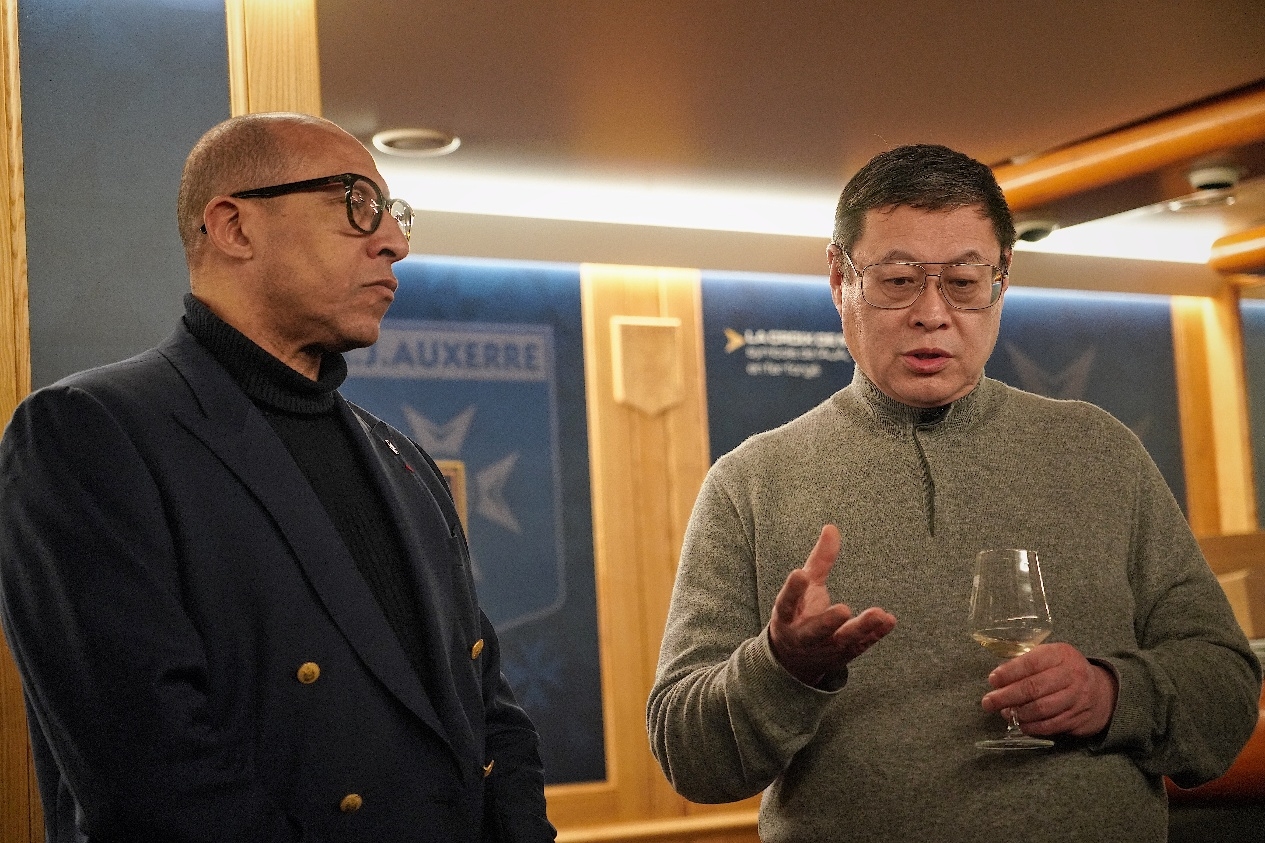  法國(guó)足協(xié)主席迪亞洛做客歐塞爾，并與董事會(huì)主席周云杰會(huì)晤
