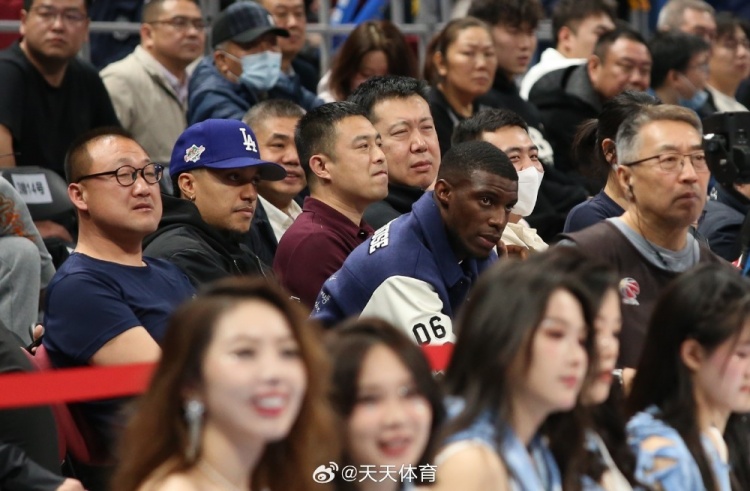  真籃球迷！國(guó)安外援法比奧攜玉昆外援科斯塔來(lái)到五棵松觀戰(zhàn)CBA