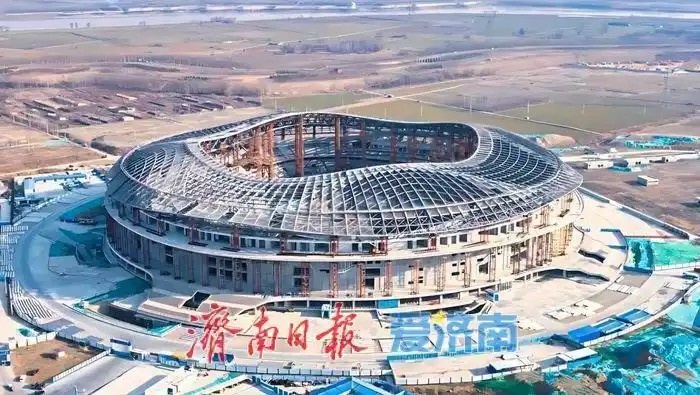  魯媒：戴上1.6萬噸“鋼鐵巨冠”，黃河體育中心球場完成屋蓋施工