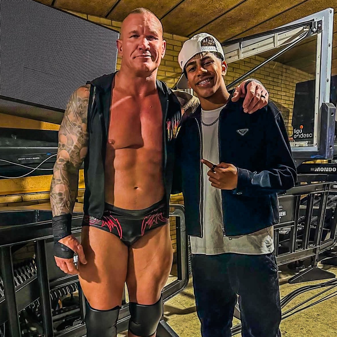  小心RKO！亞馬爾現(xiàn)場觀戰(zhàn)WWE，和奧爾頓、Triple H等合影