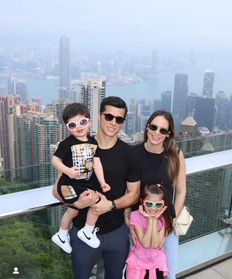  特謝拉帶家人赴中國香港過周末，陳晉一留言：這是個好地方