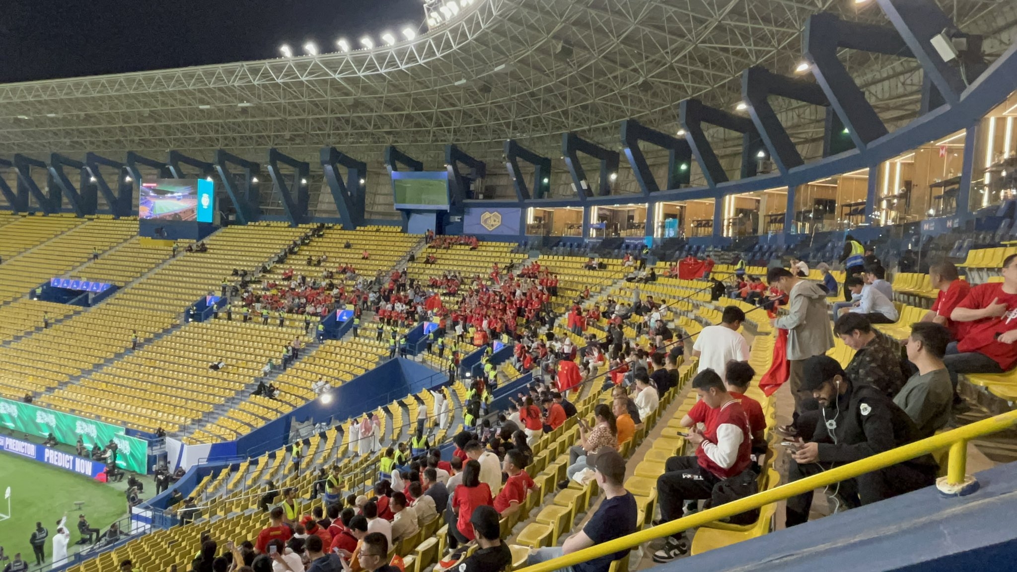  球票已售罄！中國球迷已經(jīng)入場，坐在球場上層沙特球迷區(qū)上方