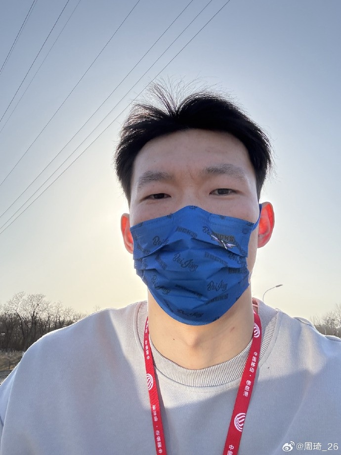  悠閑！周琦騎京牌電動車出行：太陽出來了 開京牌兜兜風！