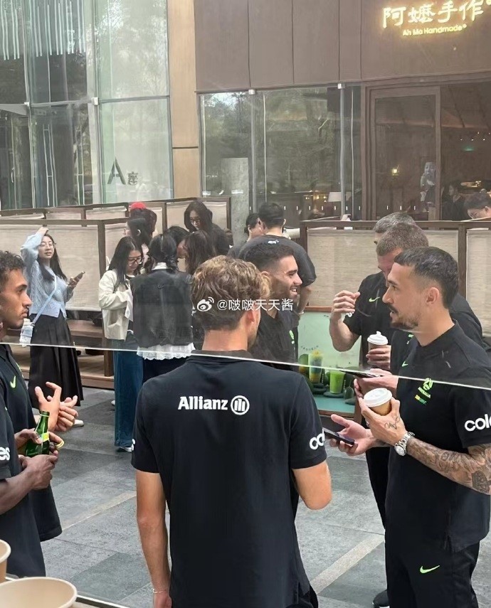  松弛感拉滿！澳大利亞隊員在杭州街頭喝奶茶