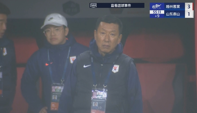  半場1-3落后遞補隊！場邊的崔康熙表情焦急
