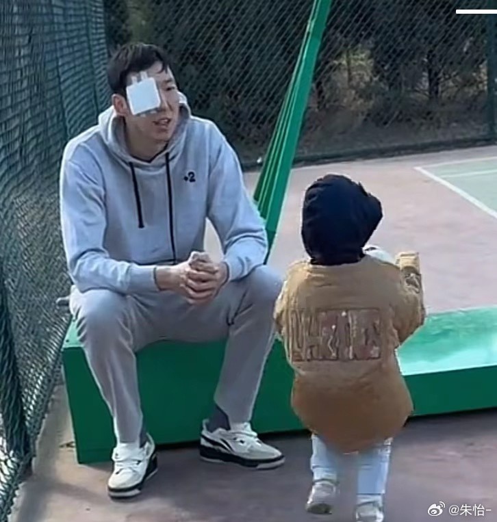  顧家好男人！記者曬出周琦手術(shù)后回歸家庭帶娃照片