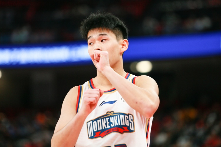  效率太低！林葳25中8&三分10中1拿到19分1板3助2斷 4失誤