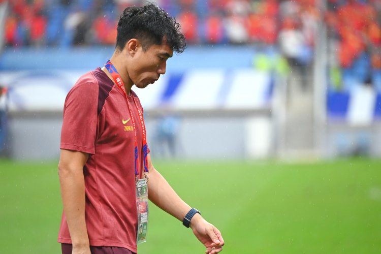  滬媒：單后腰讓國足防守承受更大壓力，若鄭智沒退役或能勝任