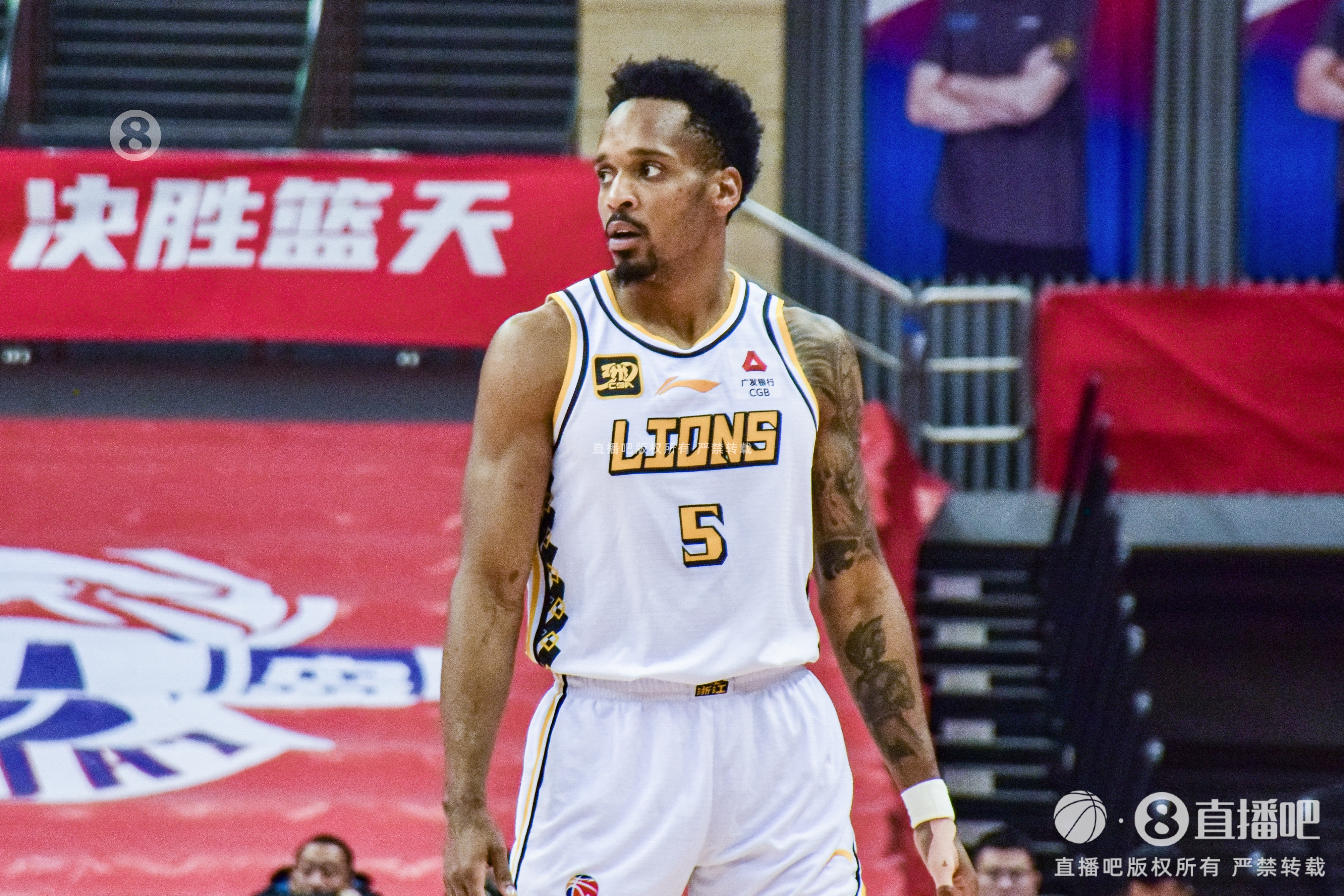  得分保障！小巴里-布朗17中9&三分9中4砍28分 末節(jié)11分助隊取勝